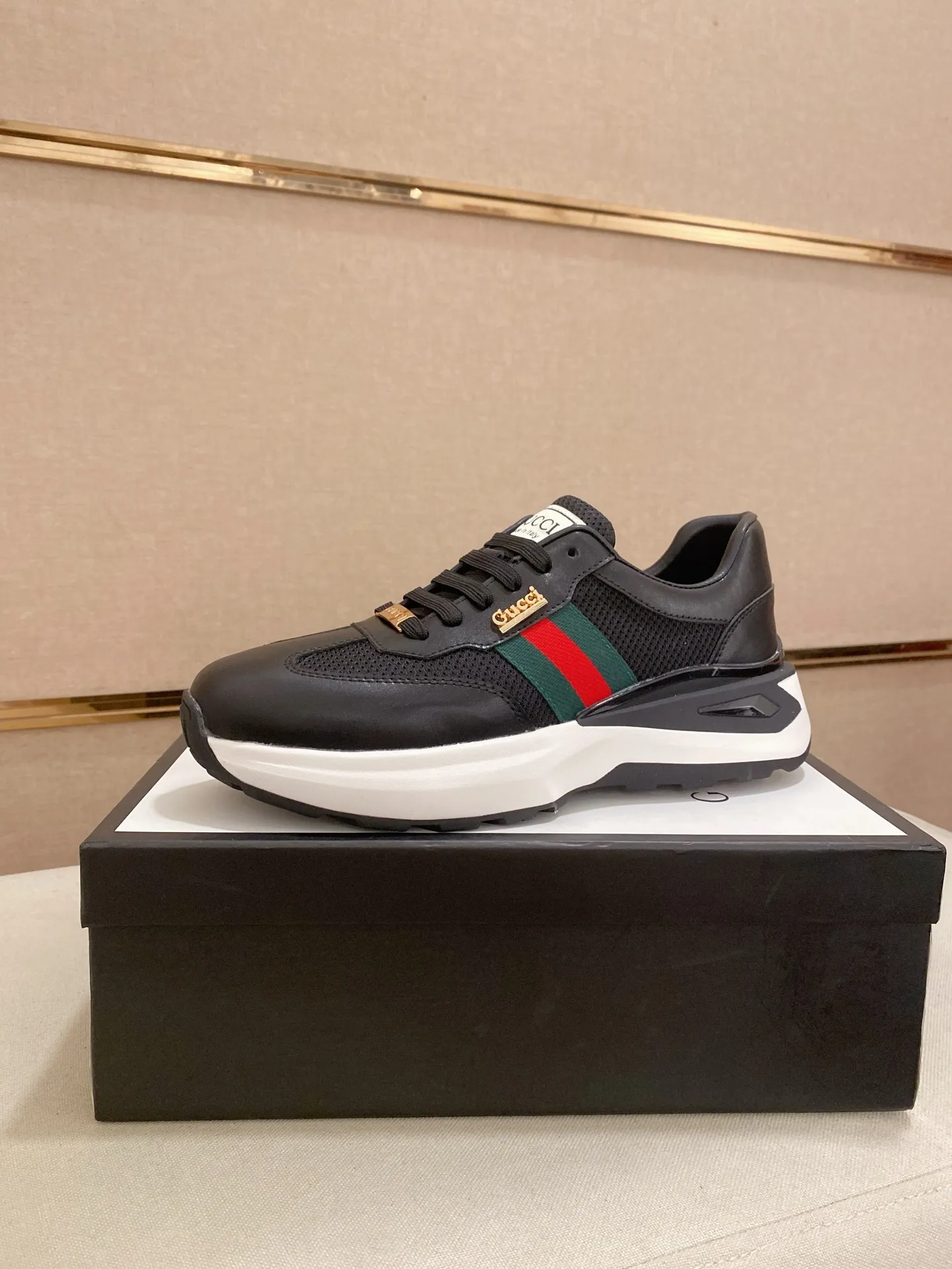 Men's shoes 💰 462💰The new GUCCI (Gucci) counters are launched simultaneously. The new men's shoes, 😘fabrics are selected from imported cowhide, and the lining is sheepskin lining. 👍🏿 High-end ☄️ air-cushion molded anti-slip rubber outsole, exquisite lines, simple and elegant, comfortable and high-end for leisure travel. Code number: 38 to 44 (45 can be customized and cannot be returned or exchanged)